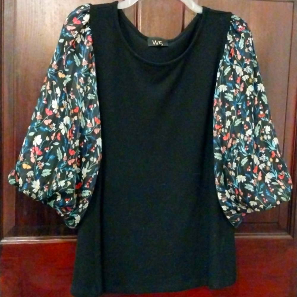 LADIES GORGEOUS SWEATER W/balloon, colorful, Sparkly thread sleeves. SZ M